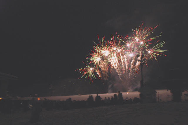 新年を打ち上げ花火でお祝いの画像