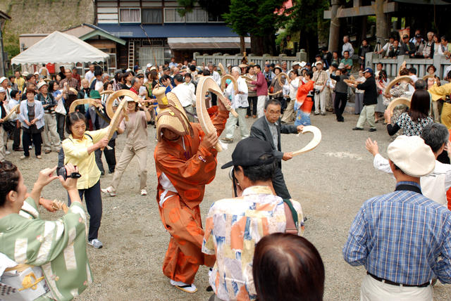 こきりこ祭り、大勢の観光客でにぎわうの画像