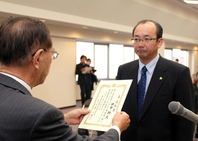田中幹夫氏及び議員当選者３０名に当選証書附与の画像