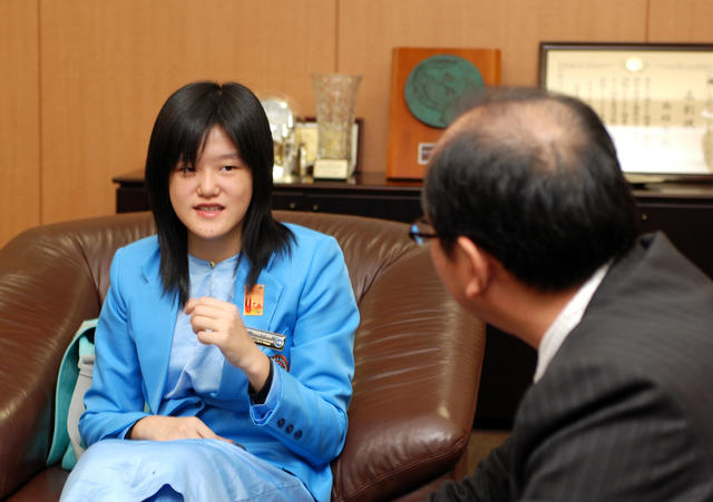 マレーシアの少女、市長を表敬訪問の画像