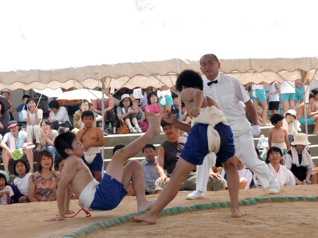 戦いの火花を散らす豆力士　－第３４回福光少年相撲大会－の画像