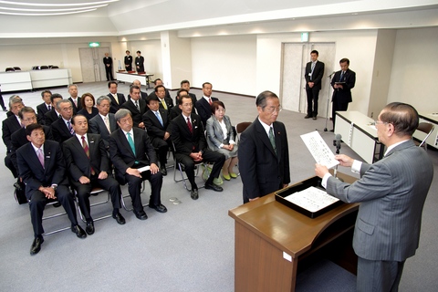 田中幹夫氏及び議員当選者２４名に当選証書附与の画像
