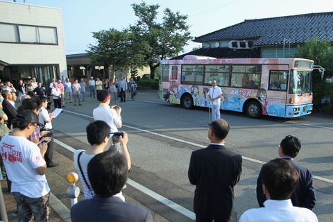 金沢井波線バスで華やかなアニメキャラクターのラッピングバスが運行を開始の画像