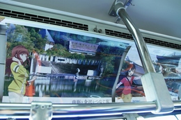金沢井波線バスで華やかなアニメキャラクターのラッピングバスが運行を開始の画像