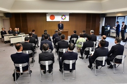 田中幹夫氏と議員当選者20名に当選証書が附与されましたの画像