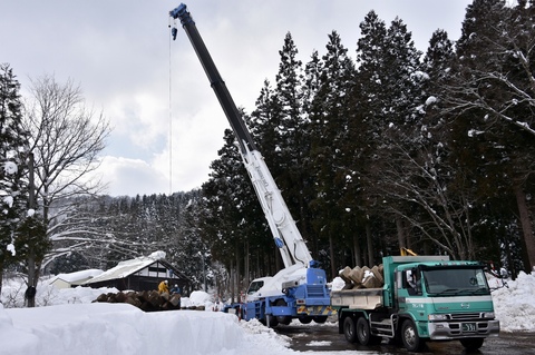 旧利賀スキー場の大規模地滑り発生現場で土砂流出防止ブロックの設置作業開始の画像