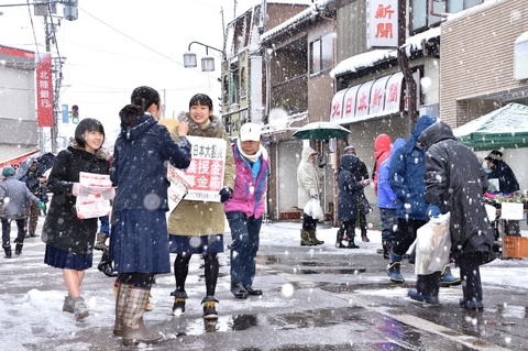 雪の降る中､福野“銀行四ツ角”周辺で年末恒例の｢歳の大市｣開催の画像