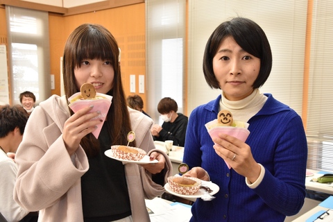 富山県立大学生の提案をもとに試作されたご当地スイーツを試食の画像