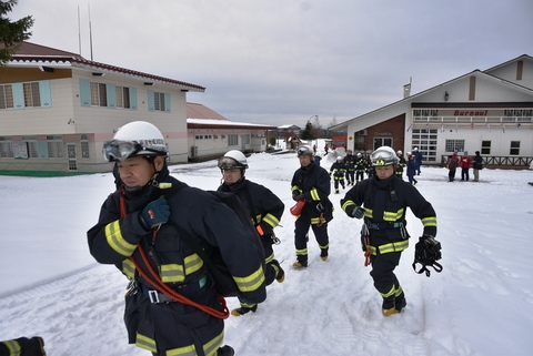 IOX-AROSAスキー場でオープンに向けたゴンドラリフト救助訓練実施の画像