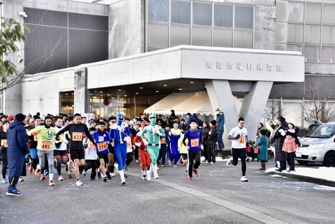1060名が新春の南砺路を駆け抜けた「第42回ふくの元旦マラソン」の画像