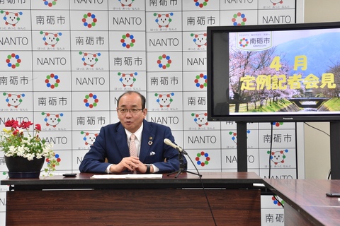 4月8日(月)、福野庁舎で田中市長が「定例記者会見」を行いましたの画像
