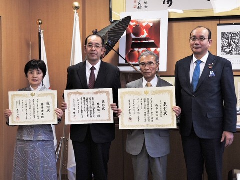 令和元年度統計功労者受賞を田中市長に報告の画像