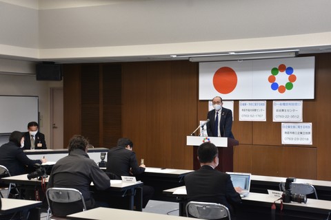 4月16日(木)、福野庁舎で田中市長が「臨時記者会見」を行いましたの画像