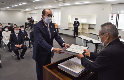 田中市長と市議会議員選挙当選者18名に当選証書が附与されましたの画像