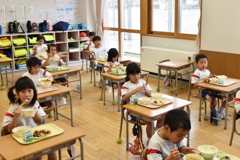 市内の小中学校で「なんと自然給食ものがたり」給食が提供されましたの画像