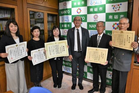 令和２年度統計功労者表彰受賞を田中市長に報告の画像