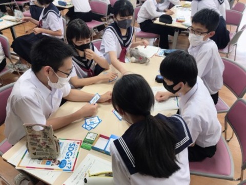 SDGsカードゲームを使った授業を福野中学校で実施の画像