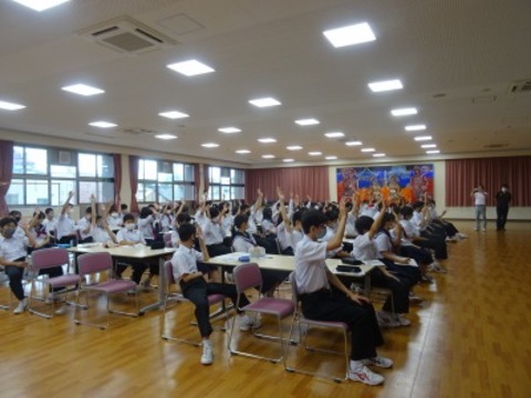 SDGsカードゲームを使った授業を福野中学校で実施の画像
