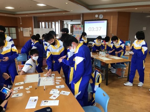 ゲームを使ってSDGsを学ぶ授業を吉江中学校で実施の画像