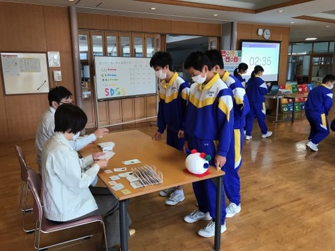 ゲームを使ってSDGsを学ぶ授業を吉江中学校で実施の画像