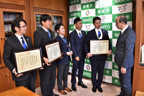 商工会青年部の皆さんが数々の栄誉を田中市長に報告の画像