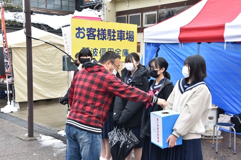 福野中学校、商工会同友会が「歳の大市」で募金活動の画像