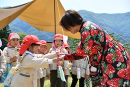 福野青葉幼稚園児　イチゴ狩りを体験の画像