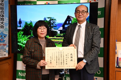 横川さん　厚生労働省政策統括官表彰　喜びを報告の画像
