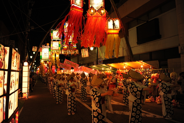 福光ねつおくり七夕祭りで笠を被り並んで踊る女性たちを写した写真