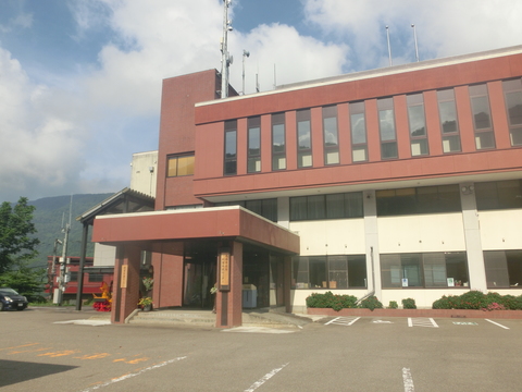 赤茶色の外壁で玄関入口に「南砺市役所利賀市民センター」と書かれた看板が設置されている利賀市民センター外観写真
