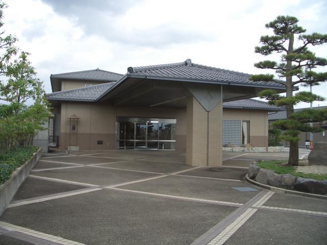 福野斎場「紫苑」の外から入り口を撮影した写真