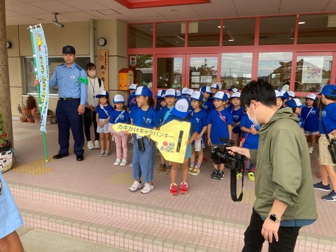 大きい鍵のプレートを2人で協力して持つ子供たちを撮影した写真