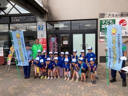 警察の方と一緒に記念撮影をする子供たちを撮影した写真
