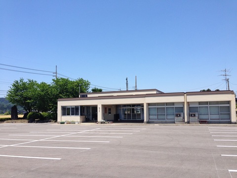 広い駐車場がある南砺市広瀬交流センターの入り口側を外から撮影した写真