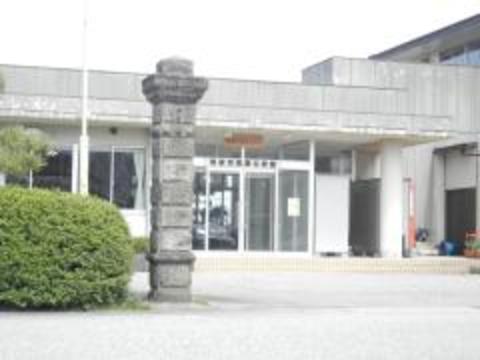 南砺市高瀬交流センターの入り口側を外から撮影した写真