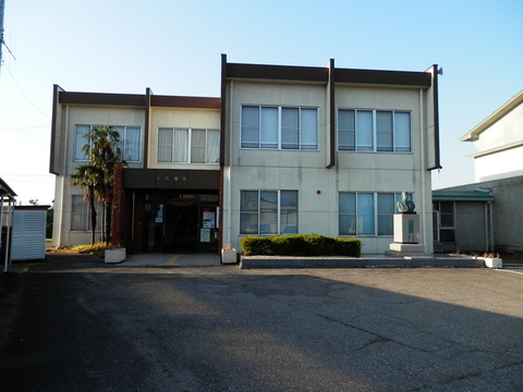 入口にヤシの木が生える南砺市福野南部交流センターの入り口側を外から撮影した写真