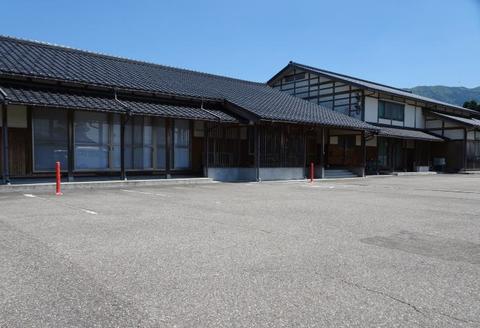 黒い屋根が目立つ1階建ての北野交流センターの入り口側を外から撮影した写真