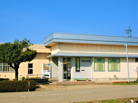 青空のような屋根が特徴の南砺市南山見交流センターを外から撮影した写真