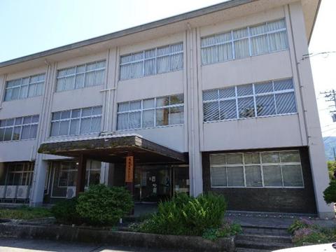 南砺市城端交流センターの入り口側を外から撮影した写真