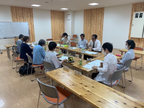 市民参画推進部会の大人たちが第6回南砺市協働のまちづくり推進会議をしている様子を撮影した写真