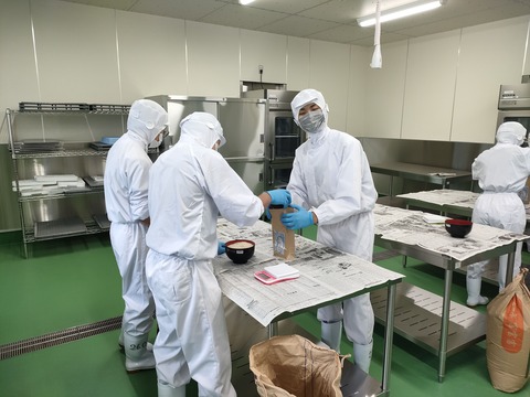 南砺福野高校生が首都圏イベントで販売する農産品のパッキング作業を行っている写真