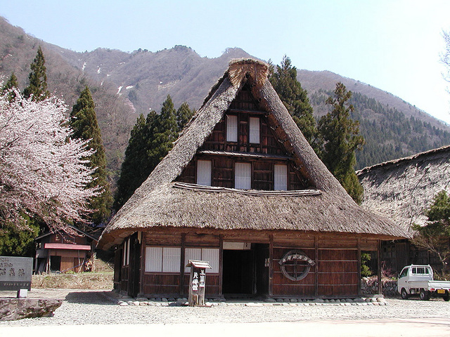 茅葺屋根で造られた五箇山民俗館の建物外観を正面から撮影した写真