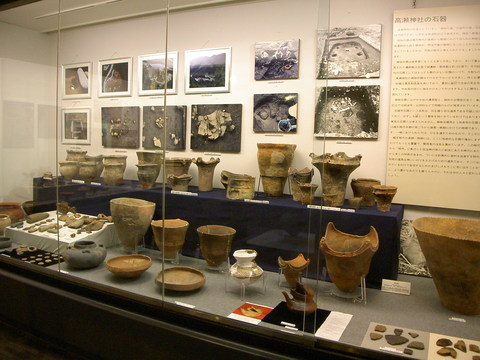 センター内のガラス内に展示された土器を撮影した写真