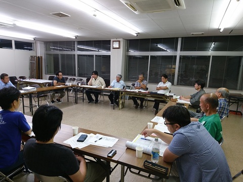 ロの字型に設置した長机の席に参加者達が座り会議が行われている写真