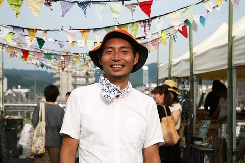 白いシャツを着て帽子を被っている加藤 寛之氏の写真