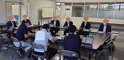 ロの字型に設置した長机の席に参加者9名が座り、ヒアリングが行われている写真