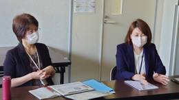 ヒアリングに参加している2名の女性のうち、右側の女性が手振り交えながら話をしている様子の写真