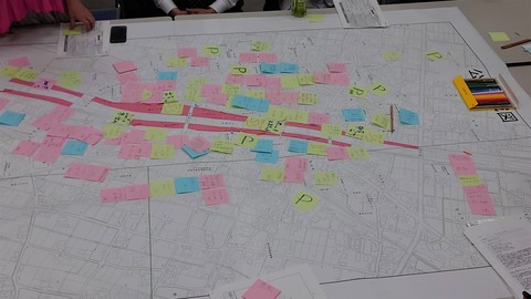 文字が書き込まれた付箋がいくつも貼られている大きな地図の写真