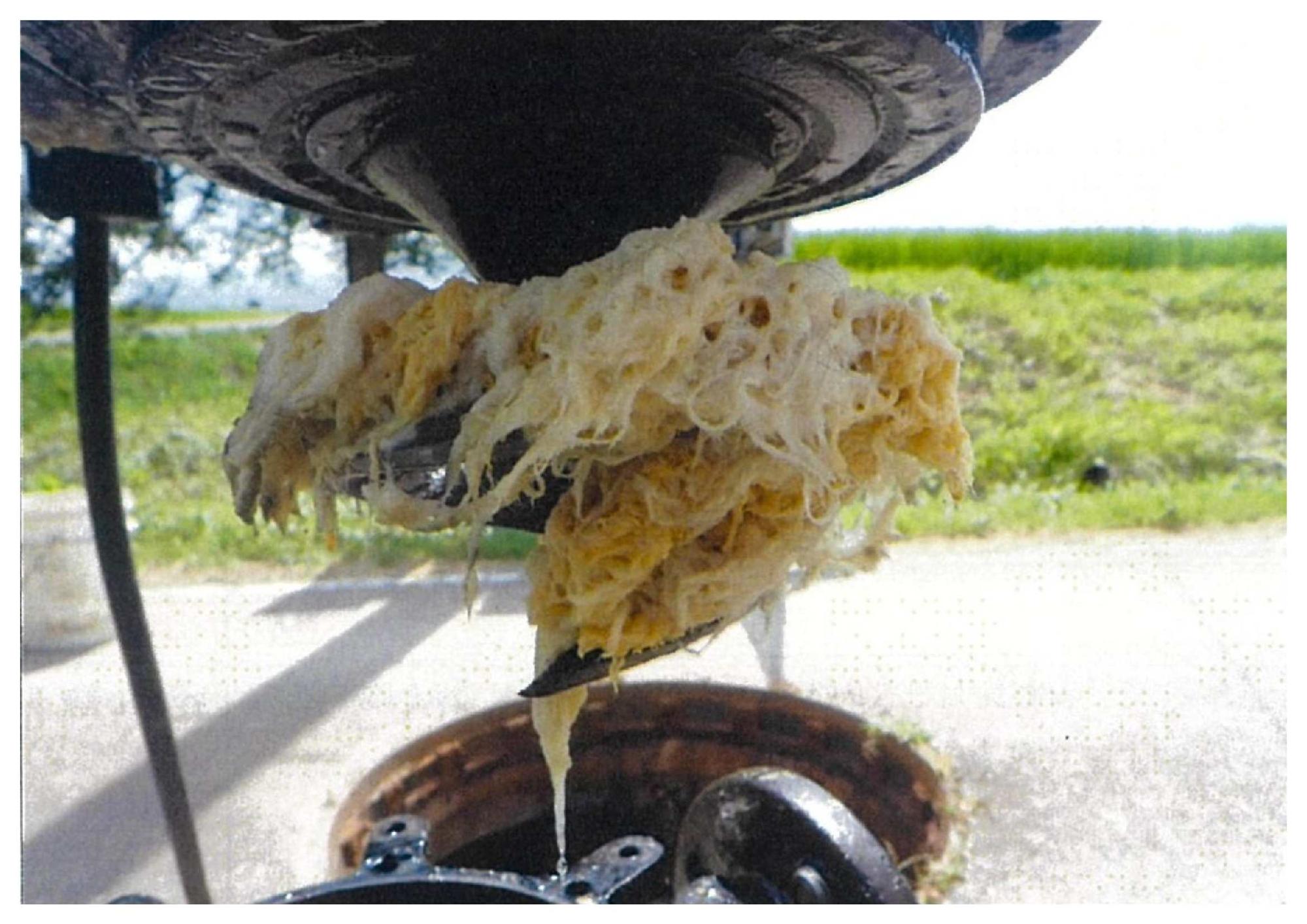 マンホールポンプに水に溶けないものが引っ掛かって詰まっている状態