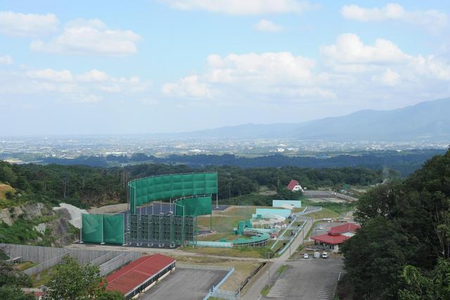 山間の麓にある南砺市クレー射撃場の全体を写した写真